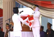 Hi. Winarti SE MH, Mempimpin Upacara Pengibaran Bendera Merah Putih di (HUT) ke-74