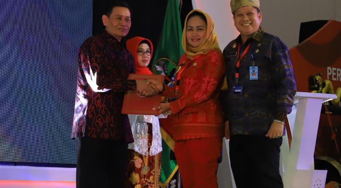 Acung Jempol Tulang Bawang Terima Penghargaan Kabupaten Peduli HAM