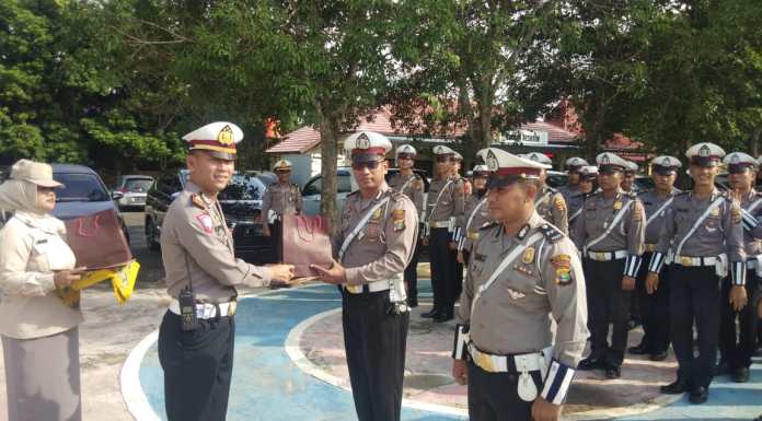 Dua Personel Satlantas Polres Tulang Bawang Mendapatkan Reward
