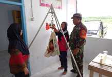 Wujud Keperdulian Terhadap Kesehatan Masyarakat, Babinsa Sertu Ngadino Dampingi Pos Yandu.