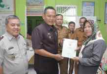 Warga Kelurahan Pringsewu Utara & Pajaresuk Terima Sertifikat Tanah Melalui Program PTSL