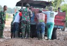 Anggota Kodim 0426 Tulang Bawang Dorong Mobil Rakitan Selip.