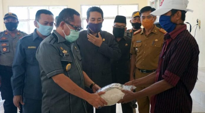 Kawal Pendistribusian Beras, Sulpakar : Bagikan Sesuai Data, Jangan Ada Unsur Politik