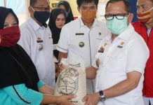 Dihari ke 4, Pemkab Lamsel Kembali Bagikan Paket Beras di Lima Kecamatan
