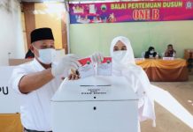 Pilkada Serentak, Nanang dan Istri Nyoblos di TPS 01 Desa Way Galih