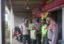 Kapolres Lampung Timur Berikan Bingkisan Pada Anggota PAM Natal dan Tahun Baru