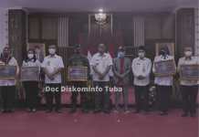 Baznas Tuba Serahkan Piagam Penghargaan Kepada Pengumpul Zakat Fitrah Terbanyak