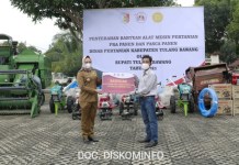 Hj. Winarti Serahkan Langsung Bantuan Alat Mesin Pertanian Kepada Ketua Kelompok Tani di Sai Bumi Nengah Nyappur