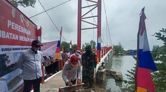 Hj Winarti, Resmikan Langsung Jembatan Gantung Merah Putih