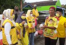 Jumat Berkah Ketua Ikatan Istri Partai Golongan Karya Tulang Bawang Bagikan Takjil Di Menggala