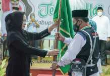 Air Mata Winarti Iringi Keberangkatan Jamaah Haji Tuba