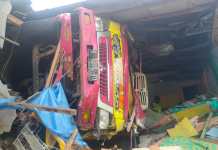 Warung Nasi luluh lantak oleh Truck Bermuatan Ikan