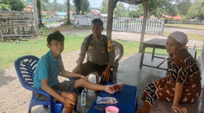 Sambangi Warga Yang Sakit, Bhabinkamtibmas berikan Bantuan Dan Motivasi