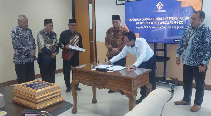 Sekda Kaur Bersama Kadis BKAD dan Sekwan Serahkan LKPD Tahun Anggaran 2022 Kepada BPK