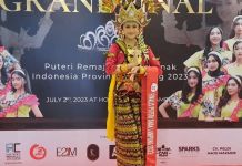 Ketua Dekranasda Lampung Barat mengapresiasi Zulfa Kalya Putri sebagai peraih juara 2 putri remaja Propinsi Lampung tahun 2023.