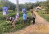 Tanggulangi Musibah Banjir Bhabinkamtibmas Polsek Simpang Pematang Gotong Royong Bersihkan Saluran Air