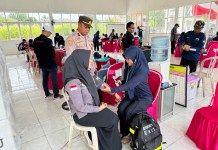 Pastikan Kesehatan Petugas Pleno PPK, Si Dokkes Polres Mesuji Memberikan Pelayanan Kesehatan Saat Sidang Pleno