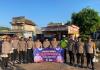 Kapolres Mesuji Membagikan Takjil Kepada Pengguna Jalan Di Kecamatan Way Serdang