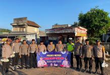 Kapolres Mesuji Membagikan Takjil Kepada Pengguna Jalan Di Kecamatan Way Serdang